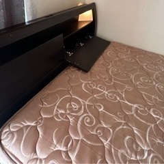 ダブルのベッド取りに来てくれる方にお渡しします。