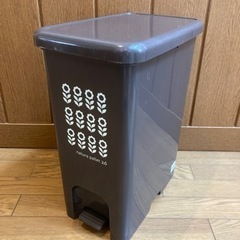 ゴミ箱　26L フタ付きペダルペール