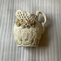 かわいい陶器の花瓶