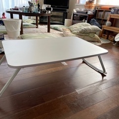白い折り畳みテーブル