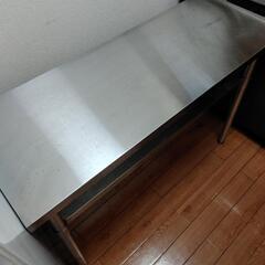 金属製のテーブル