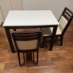 ニトリの伸縮する食卓テーブル&イス2脚