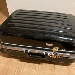 【中古】5〜7泊用スーツケース鍵付き/4輪駆動