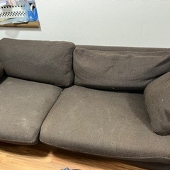 寝れるサイズの大きいソファ