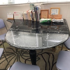 ピアノの蓋で作られたテーブル