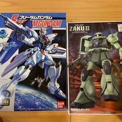 ザク2とフリーダムガンダム