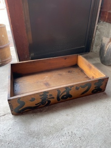 お寿司屋さんの木製トレー