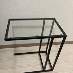 IKEAのガラスのサイドテーブル