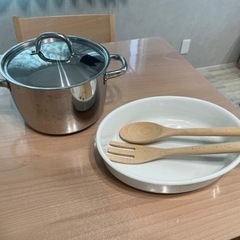 IKEAのステンレス鍋と大きな皿、大きなスプーン、フォーク