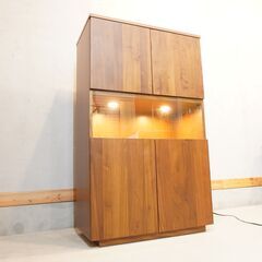 大川のメーカー岡家具工業のコレクションラックです。気品ある雰囲気をもたらす味わい深いウォールナットの板目が印象的な飾り棚。ガラス製の扉と棚はディスプレイとしてはもちろん収納力も抜群です♪DI231