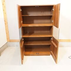 大川のメーカー岡家具工業のコレクションラックです。気品ある雰囲気をもたらす味わい深いウォールナットの板目が印象的な飾り棚。ガラス製の扉と棚はディスプレイとしてはもちろん収納力も抜群です♪DI231