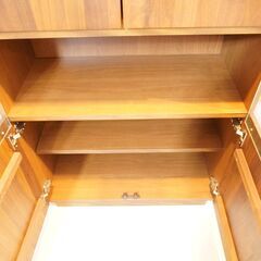 大川のメーカー岡家具工業のコレクションラックです。気品ある雰囲気をもたらす味わい深いウォールナットの板目が印象的な飾り棚。ガラス製の扉と棚はディスプレイとしてはもちろん収納力も抜群です♪DI231