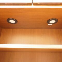 大川のメーカー岡家具工業のコレクションラックです。気品ある雰囲気をもたらす味わい深いウォールナットの板目が印象的な飾り棚。ガラス製の扉と棚はディスプレイとしてはもちろん収納力も抜群です♪DI231