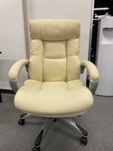 【値下げしました】 LEOVOLオフィスチェア レザーチェア リクライニングチェアー 社長椅子 事務椅子 学習椅子 デスクワーク 肉厚クッション 格納式フットレスト付き ハイバック連動肘付き コブラ ベージュ