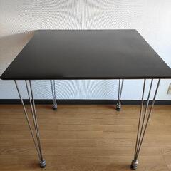 テーブル　横75cm×縦75cm×高さ72cm