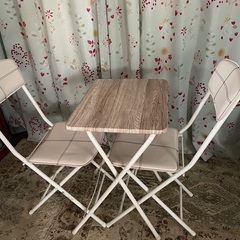 折りたたみの椅子とテーブルセット