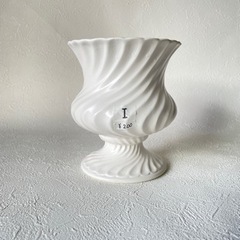 ｉ：白いゴブレット形の花器