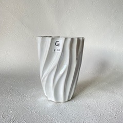 Ｇ：白いウェーブ模様の花瓶