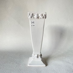 Ｈ：白いローズレリーフの花瓶