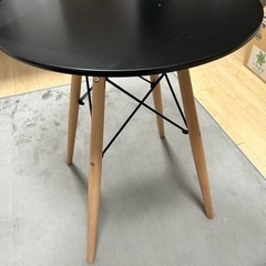 丸テーブルと丸椅子