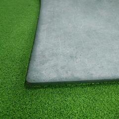 【終了】【中古美品】商品説明(・重量21kg・天然ゴム底（ゴム厚1ｃｍ）業務用ゴルフマット☆多くのゴルフ練習場で使われているフェアウェイのような感触を味わえるスタンスマット本格タイプ！150ｃｍ×150ｃｍ×厚み2.3ｃｍ ◎全面人工芝タイプの打席マット ＊安価な軽い打つ度に動くスポンジマットでは御座いません。＊打感や定着性や耐久性が全然違います！※ゴムティー穴あり、穴なし、選択可＊現物ご確認の上お受取りお願い致します。※１年間品質保証＊購入価格約7万円