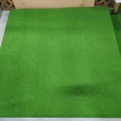 【終了】【中古美品】商品説明(・重量21kg・天然ゴム底（ゴム厚1ｃｍ）業務用ゴルフマット☆多くのゴルフ練習場で使われているフェアウェイのような感触を味わえるスタンスマット本格タイプ！150ｃｍ×150ｃｍ×厚み2.3ｃｍ ◎全面人工芝タイプの打席マット ＊安価な軽い打つ度に動くスポンジマットでは御座いません。＊打感や定着性や耐久性が全然違います！※ゴムティー穴あり、穴なし、選択可＊現物ご確認の上お受取りお願い致します。※１年間品質保証＊購入価格約7万円