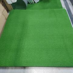【終了】【中古美品】商品説明(・重量21kg・天然ゴム底（ゴム厚1ｃｍ）業務用ゴルフマット☆多くのゴルフ練習場で使われているフェアウェイのような感触を味わえるスタンスマット本格タイプ！150ｃｍ×150ｃｍ×厚み2.3ｃｍ ◎全面人工芝タイプの打席マット ＊安価な軽い打つ度に動くスポンジマットでは御座いません。＊打感や定着性や耐久性が全然違います！※ゴムティー穴あり、穴なし、選択可＊現物ご確認の上お受取りお願い致します。※１年間品質保証＊購入価格約7万円