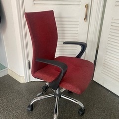 赤のオフィスチェア　椅子