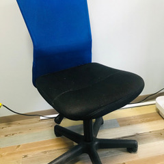 青い椅子になります。