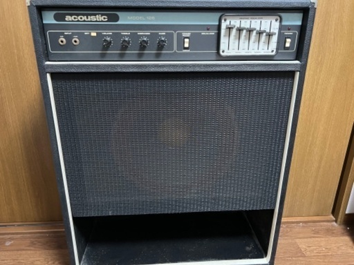 acoustic アコースティック　ベースアンプ　model 126。