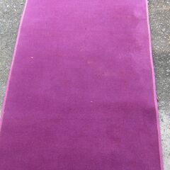 （J-674)　赤紫色のカーペット(未使用･綻びあり）*引取り限...