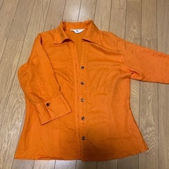 七分袖のオレンジ色シャツ