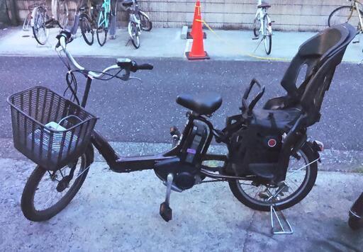 52土日もお子様と土足のままご試乗可能です。ブリヂストン、ヤマハ共同生産モデル、  ２０インチ、チャイルドシート、子供乗せ、３人乗り、２人乗り、電動アシスト自転車  安心保障の１００日間・点検無料サービス付き、３カ月・無料交換保証、  後ろチャイルドシートをかごに変更して、１人乗りにもできます。  バッテリーは、新品の９０％以上の性能を保持していて、コンディション良好です。  １回の充電で３０ｋｍ以上の走行が可能です。山手線を半周するくらい走行可能です。  電動自転車、在庫