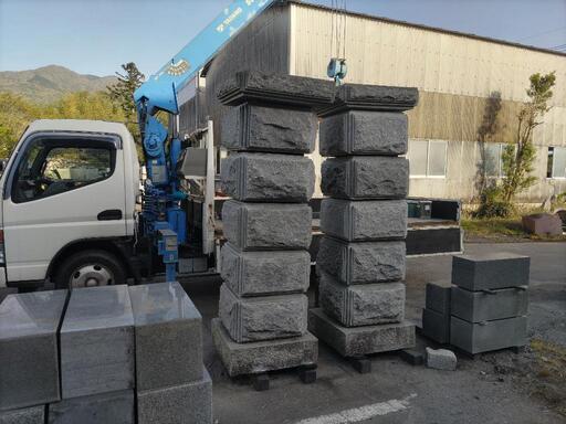 みかげ石製の門柱。