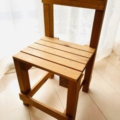 小さな木の椅子