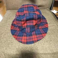 赤と紺色のチェック帽子 50円