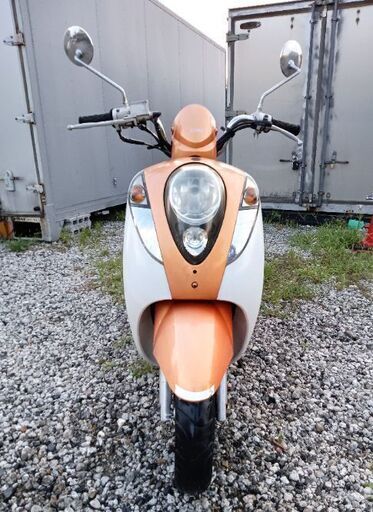 (2018年モデル。) 優れたエンジン。 ( SYM Umi 100。) バッテリーはほぼ新品です。 エンジンオイルは新品です。 前後タイヤの状態は良好です。 サイドスタンド付き。 とても速いバイク。 フロントディスクブレーキ付き。