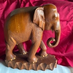 木彫りの象の置物