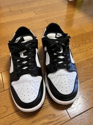 色:黒いと白いファッション！シワがある。