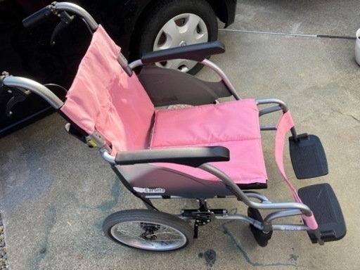 カルッタ 超軽量ピンクの車椅子