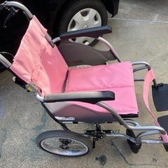 カルッタ 超軽量ピンクの車椅子