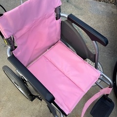カルッタ 超軽量ピンクの車椅子