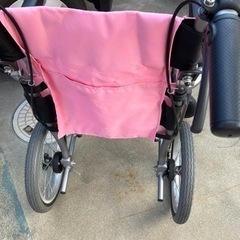 カルッタ 超軽量ピンクの車椅子