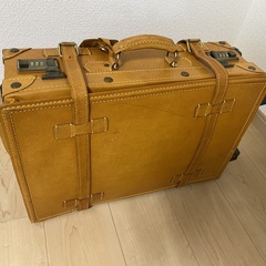 【革製スーツケース】（厚み21cm、幅 33cm、高さ 55cm）