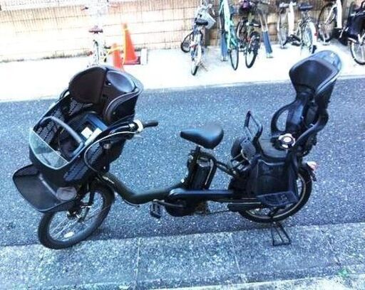59ヤマハ、ブリヂストン、共同生産モデル、  ２０インチ、前後チャイルドシート、子供乗せ３人乗り、電動アシスト自転車、  後ろチャイルドシートをかごに変更も可能   バッテリーは、新品の90％以上の性能でコンディション良好です。  電動自転車、在庫２０台以上ありますので、複数のご試乗可能です。   土日もお子様と土足のままご試乗可能です。54800(税別)、59800(税込)