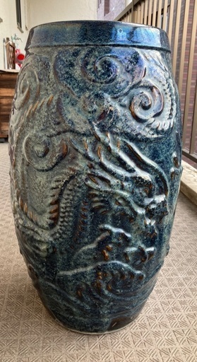 龍と水の模様　陶器