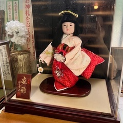 日本人形、陶器、無料でお譲りします。日本人形のみガラスケース付き