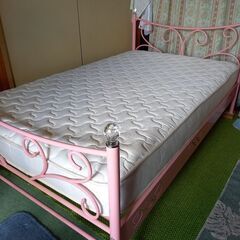 ピンクのかわいいベッド。最終値下げ！(今月中まで)