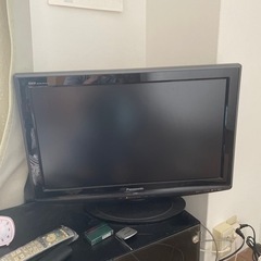 24インチくらいの液晶テレビとテレビ台（損傷あり）