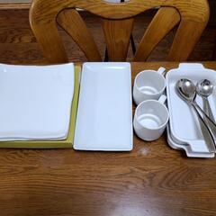 ホワイトな食器類、正方形のお皿4枚、長方形のお皿2枚、耐熱カップ...